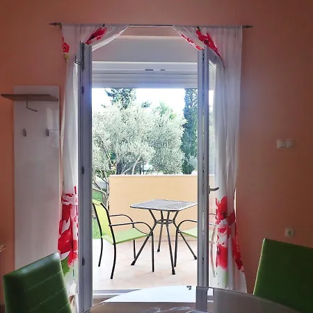 Lea - Only Few Steps From The Beach Starigrad Paklenica
