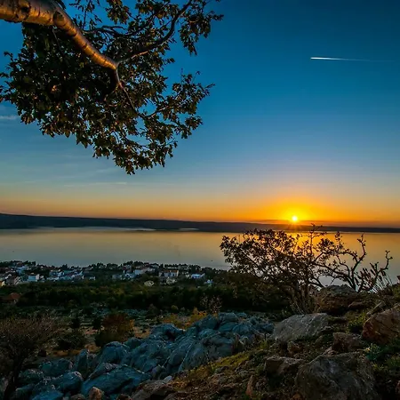 Lea - Only Few Steps From The Beach Starigrad Paklenica